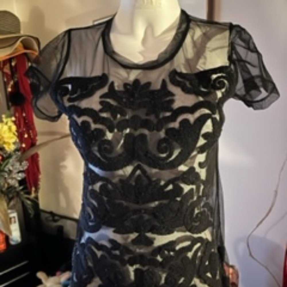 Chemise transparente avec appliqué de fleur.  Grandeur
